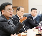 첨단산업 클러스터 현장 찾아 간담회하는 최상목 부총리