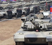 "제일 위력 탱크" 김정은 과시했는데…껍데기만 바꿨다?