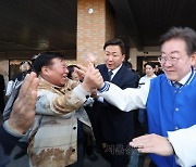 “전국민 25만원 지원금”…李, 강남 3구서 ‘경제파탄’ 심판 강조