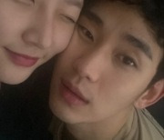 "김새론, 진짜 왜 이래?"···김수현과 '볼 맞댄' 밀착 사진에 누리꾼 '싸늘'