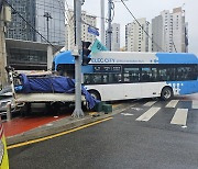 부산서 시내버스, 트럭 등과 충돌…6명 중경상