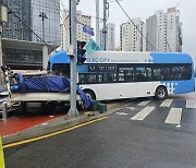 부산서 시내버스, 트럭 등과 잇따라 충돌…10명 중경상(종합)