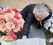 천안함 피격 14주기…아들 묘역 찾은 유족