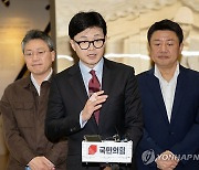 전국의대교수협 회장단 간담회 후 취재진 질문에 답하는 한동훈 위원장