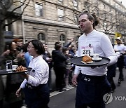 France Waiters Run