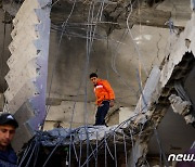 [포토] 무너진 건물 돌아다니는 팔레스타인 소년