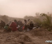 [포토] 국경지대서 모래먼지 견디는 이민자들