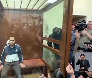 “우리 소행” IS 테러 영상 공개…테러범은 만신창이로 법정에