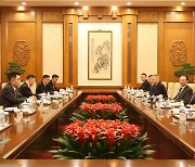 사흘간 중국 고위급 4명 만난 북한 김성남…북중 정상회담 논의?