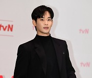 [공식] '눈물의 여왕' 측 "김수현 출연료 회당 8억? 사실 아냐…거리가 먼 액수"