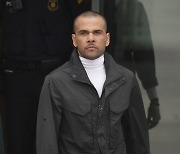 성폭행 혐의에 양육비 미지급까지…추락한 아우베스, 1년 2개월 만에 보석 석방
