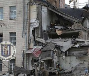 러, 우크라 키이우에 탄도미사일…격추 잔해에 10명 부상