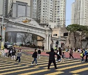Korea’s first smart crosswalk helps students go to school safely