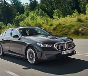 BMW looks to continue winning streak with new hybrid 5 Series