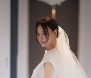 MBC 이선영 아나, 웨딩화보+청첩장 공개 "그이는 아주 능력있는 사람"[전문]