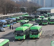 서울 시내버스 파업 ‘운명의 날’ 앞두고…노사 막판 협상 진행