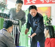 제품의 질 높이기 위해 고심하는 북한…"함께 문제 토의해야"