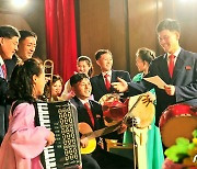 군중문화예술활동 중인 북한 흥남비료연합기업소 종업원들