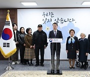납북자·억류자·국군포로 간담회하는 김영호 장관