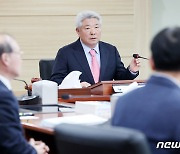 회의 참석한 김홍일 방통위원장