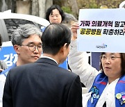 "의료개혁 논의" vs "尹 결자해지"…의료공백 첫 환자 사망(종합)