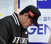 [포토]개막 4연패에 빠진 KT 이강철 감독