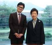 [사설] 與 다급함 드러낸 '종북 현수막' 소동과 박근혜 예방