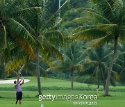 [뱁새 김용준 프로의 골프모험] 하책으로 가득 찬 소셜 미디어? 스윙을 할 때는 공이 날아가는 것만 상상하라!