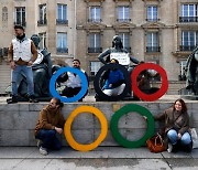 파리올림픽 성화, 루브르 박물관 앞에서 타오른다