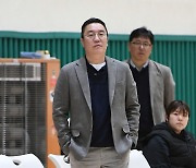 [JB포토] 선수들의 플레이를 지켜보는 울산대 김기정 감독