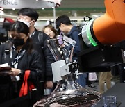 Hanwha Robotics displays robotic sommelier