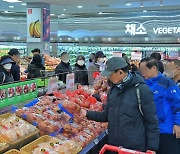 Supermarkets ramp up discount events as prices soar