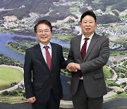 서태원 가평군수·육동한 춘천시장, 상호 협력 통해 공동 발전 이뤄 나가기로