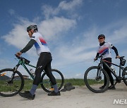 '싱가포르 관광객, 자전거로 제주 해안도로 일주'
