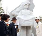 미귀환 국군포로 조형물 제막식 참석자들과 대화하는 강정애 장관