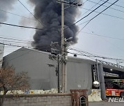 인천 왕길동 창고건물서 화재…1시간째 진화 중