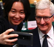 애플, 2월 아이폰 中출하 33% ‘뚝’···AI로 반전 계기 마련하나