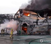 인천 창고 건물 화재로 검은 연기