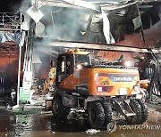 인천 창고 건물서 불…소방당국 진화작업