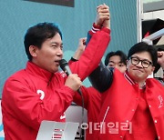 [포토]김영우 후보 손 번쩍 든 한동훈 위원장