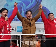 [포토]국민의힘 동대문 후보들 지지 호소하는 배우 이영하