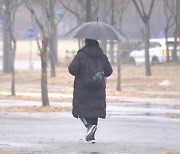 [날씨] "우산 꼭 챙기세요"…중부 지역 '황사비'