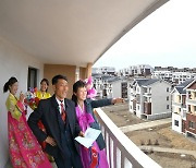 강동온실농장 살림집 이용허가증 받고 기뻐하는 북한 주민들