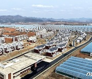 북한 강동온실농장의 살림집과 온실농장 전경