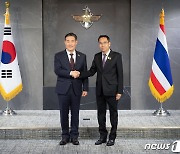 악수하는 한-태국 국방장관