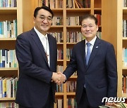 김영호 통일부 장관, 온누리교회 방문