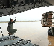 [포토] 스페인 항공기에 실리는 가자 구호물품