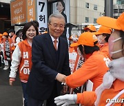 선거운동원과 인사 나누는 김종인 위원장