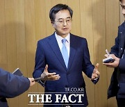 조국혁신당 '총선 태풍'…김동연 "국민의 뜻, 확실하게 3당 만들자는 것"