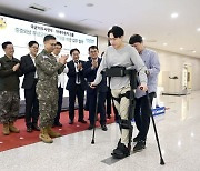 부상 군인 재활에 현대차 의료로봇 돕는다